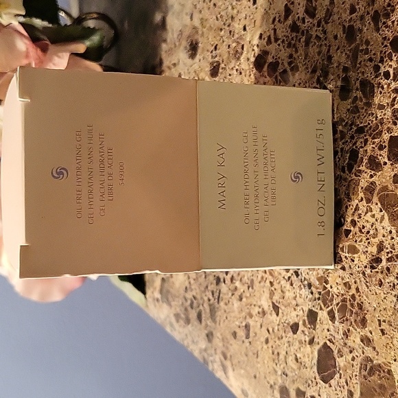 Oil-Free Hydrating Gel - Picture 3 of 4